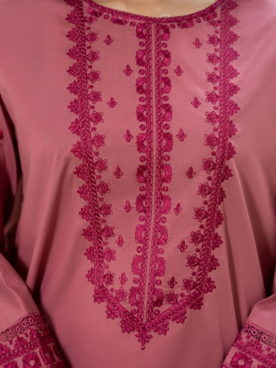 Kuki Classic Embroidery Suit Set - Image 3