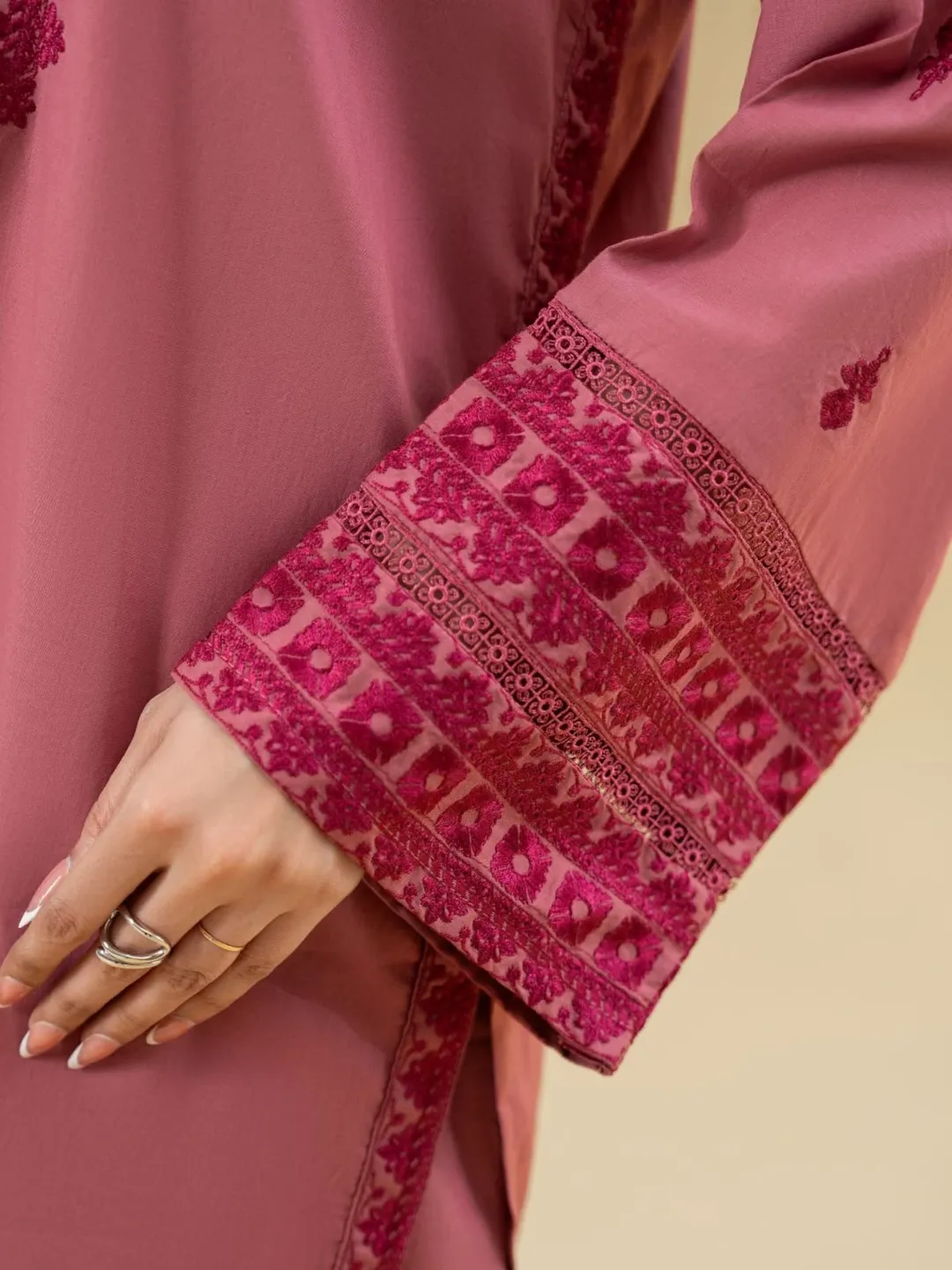 Kuki Classic Embroidery Suit Set - Image 4